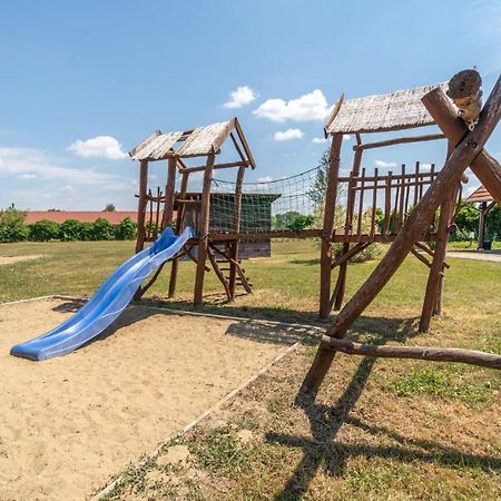 Apartmány Karmon Park Veľký Meder Exterior foto