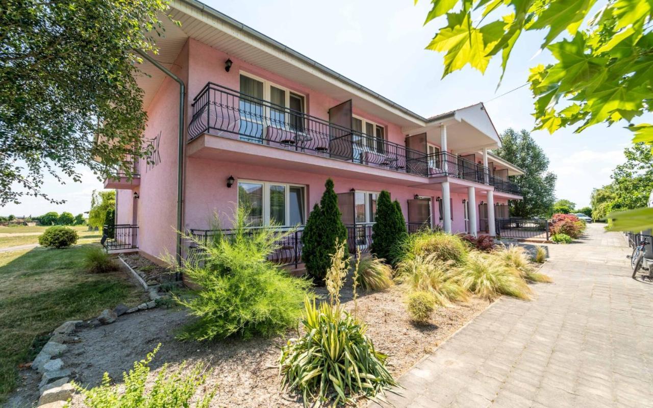 Apartmány Karmon Park Veľký Meder Exterior foto