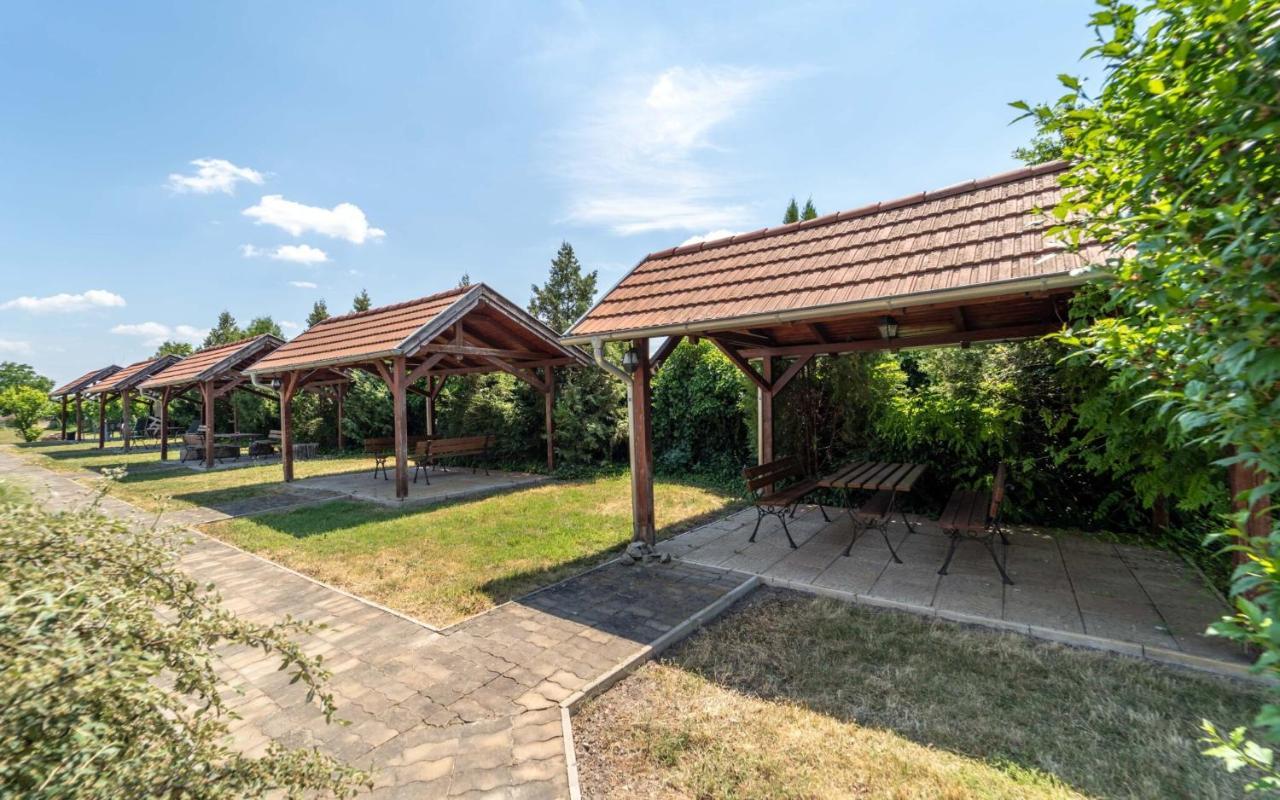 Apartmány Karmon Park Veľký Meder Exterior foto