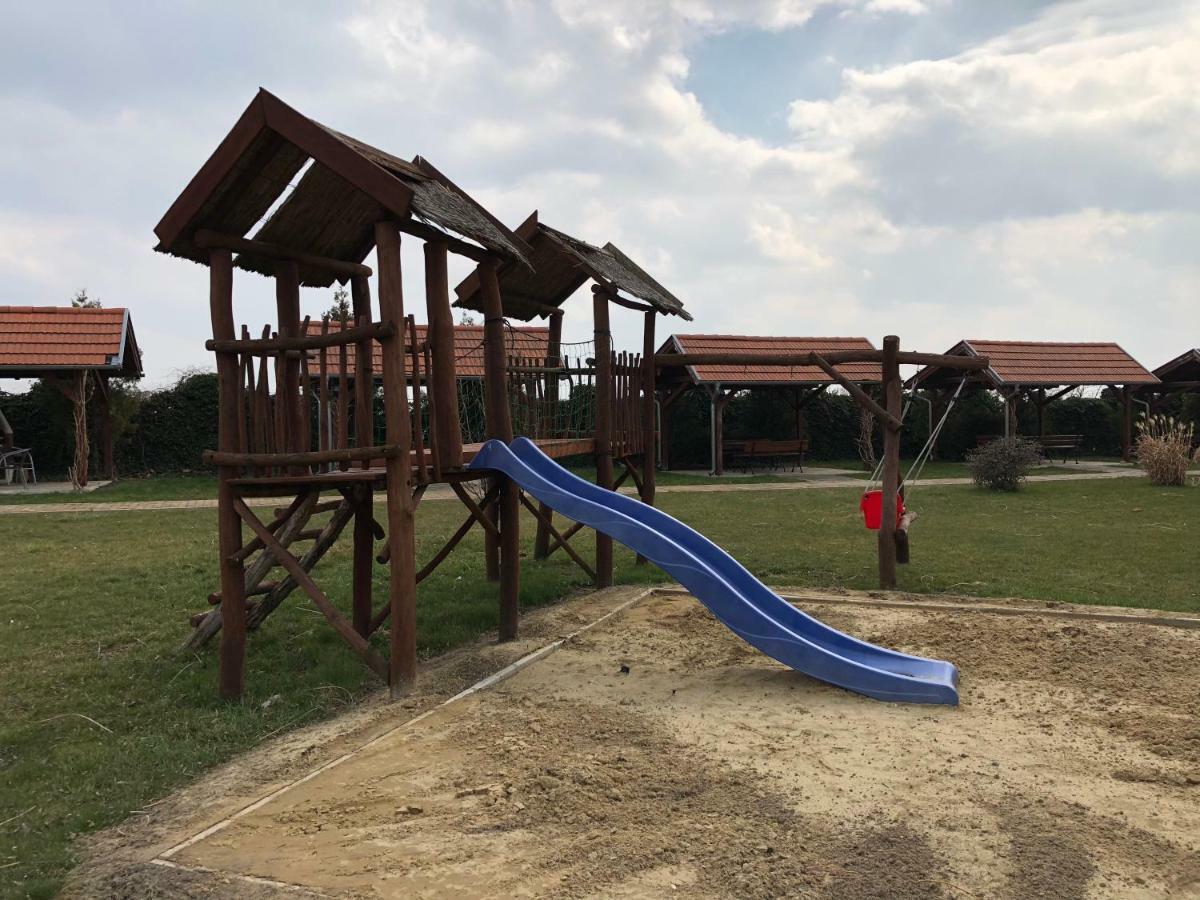 Apartmány Karmon Park Veľký Meder Exterior foto